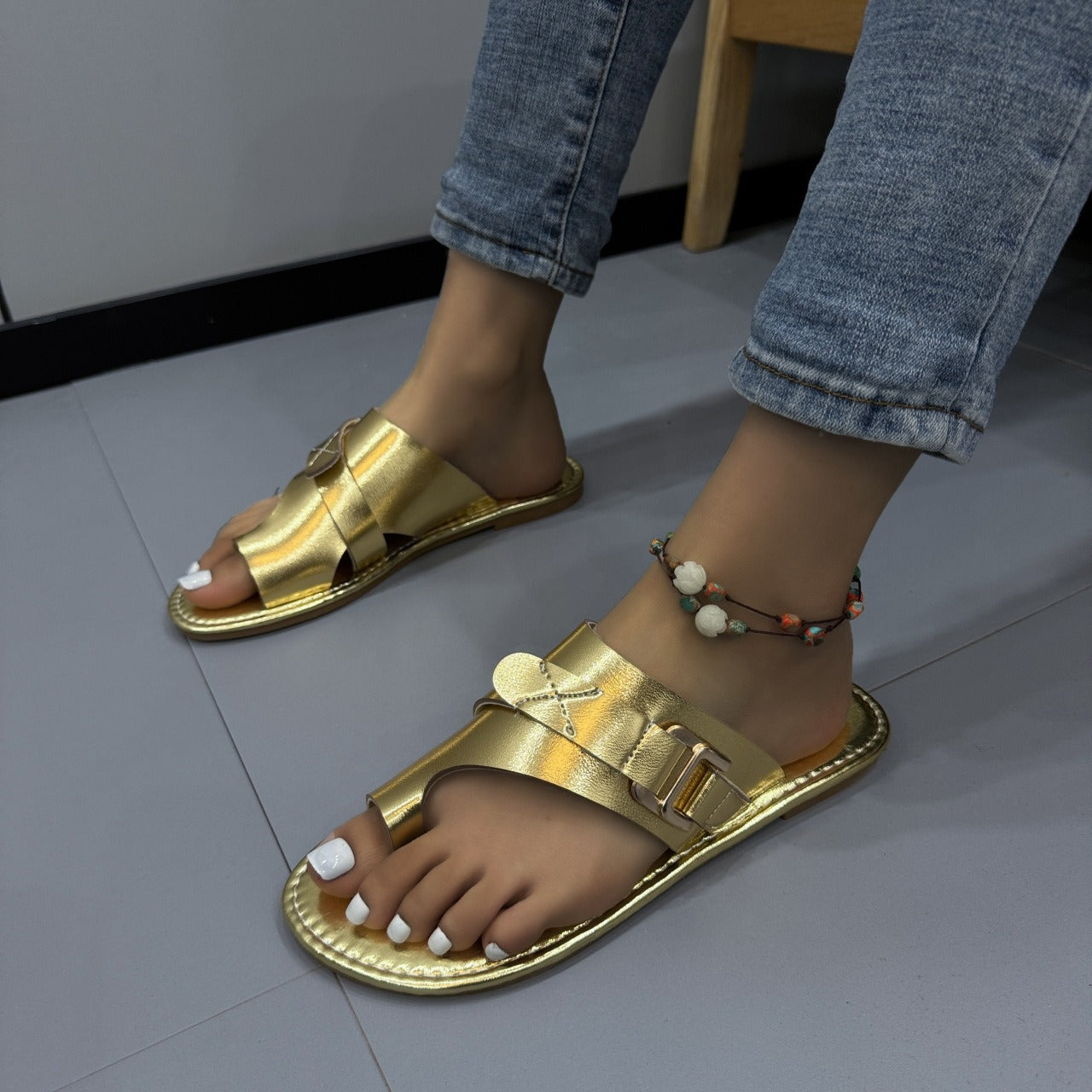 Summer new women's shoes with toe covers fashionable flat heels and casual women's sandals and slippers